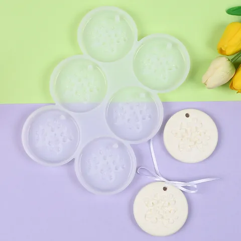 Flower Relief Pattern Silicone Aromatherapy Stone Hanging Tag Mold DIY Floral Plaster Tag Epoxy Resin Mold 6 Cavity Round