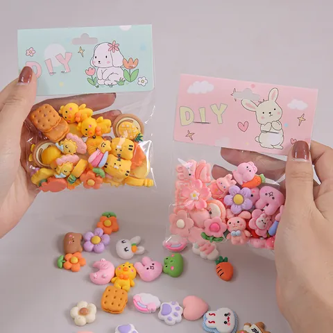 Set di 20 Pezzi Ciondoli in Resina per Cartoni Animati Fai-da-te Forme Assortite Animali Fiori Cuori per Decorazione Cartoleria Cellulare