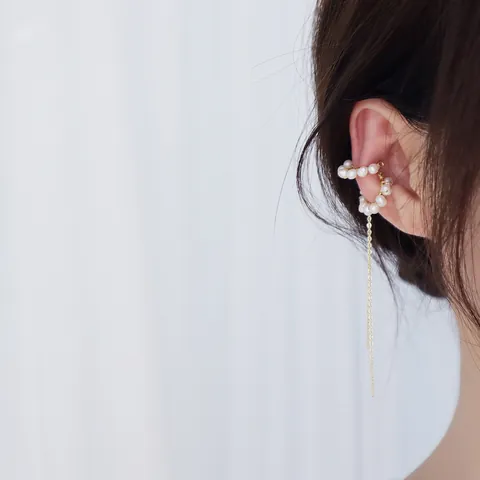 Manchette d'Oreille en Perle d'Eau Douce Plaquée Or 14k Boucle d'Oreille à Gland Enveloppée de Fil à la Main pour Femme Design Coréen sans Perçage