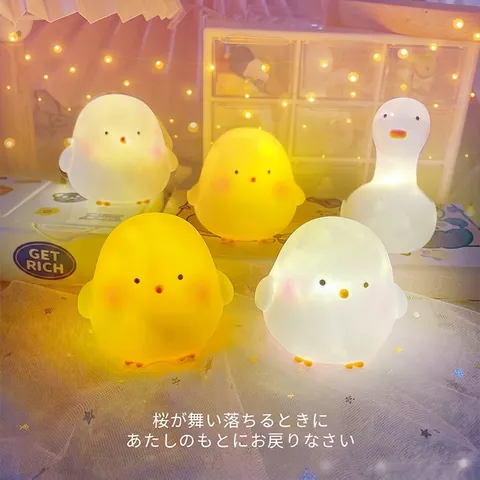 Luz Nocturna Creativa de Pollito de Dibujos Animados Alimentada por Batería Lámpara de Escritorio Decorativa para Dormitorio Infantil