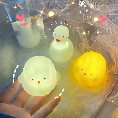 Luz Nocturna Creativa de Pollito de Dibujos Animados Alimentada por Batería Lámpara de Escritorio Decorativa para Dormitorio Infantil