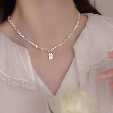 Collar de Perlas Artificiales Irregulares Barroco Francés Vintage de Cobre Dorado Con Colgante de Letra Good Luck Joyas Para Mujer