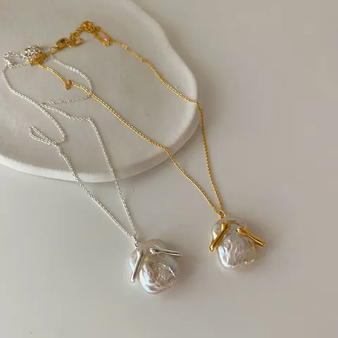 Collana con Pendente di Perle d'Acqua Dolce Vintage Elegante Catena in Metallo Design di Nicchia Perla Barocca per Donna
