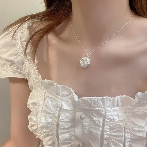 Collana con Pendente di Perle d'Acqua Dolce Vintage Elegante Catena in Metallo Design di Nicchia Perla Barocca per Donna