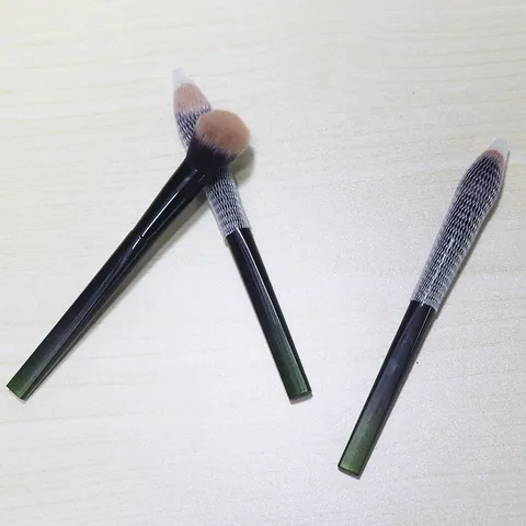 Professional Slanted Blush Brush M65 Soft Synthetic Fiber Makeup Brush For Cream Blush Contour Beauty Tool For Women