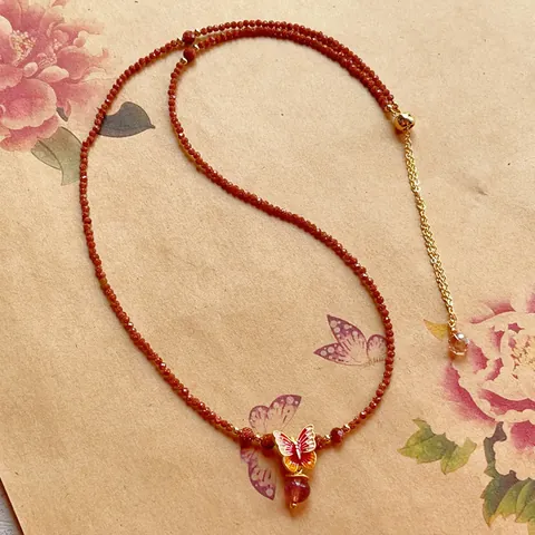 Bijoux Collier Bracelet en Perles Quartz Fraise Pierre Sable Doré Facetté Laminé d'Or 14k avec Pendentif Papillon Femmes
