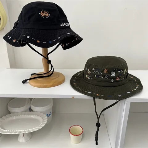 Chapeau de Pêcheur en Denim Brodé Floral pour Femmes Large Bord Protection Solaire Avec Cordon Coupe-vent