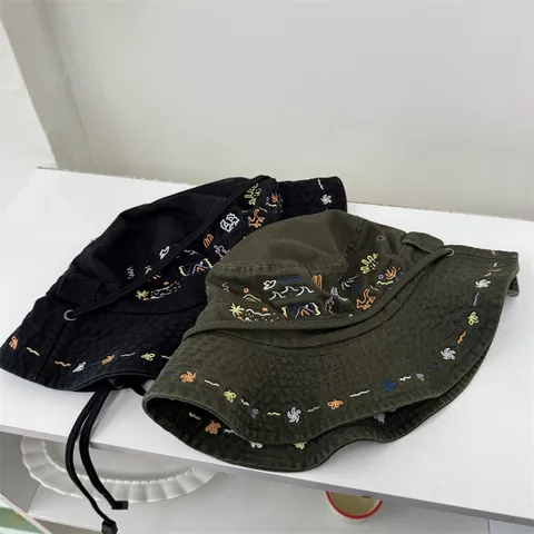 Chapeau de Pêcheur en Denim Brodé Floral pour Femmes Large Bord Protection Solaire Avec Cordon Coupe-vent