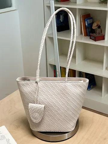 Gewebte Tragetasche Damen Nischen High-End PU-Leder Unterarmtasche Mode Pendeln Umhängetasche Mit Mini-Charm Reißverschluss