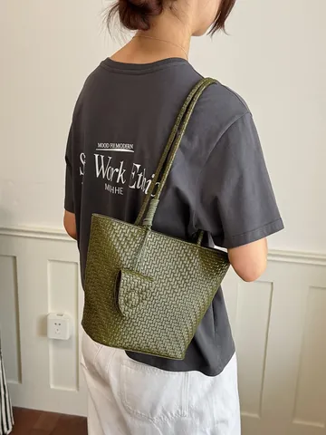 Gewebte Tragetasche Damen Nischen High-End PU-Leder Unterarmtasche Mode Pendeln Umhängetasche Mit Mini-Charm Reißverschluss