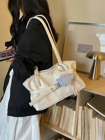 Damen PU Leder Schultertasche Koreanischer Stil Gürtelschnalle Dekor Große Kapazität Pendler Tote Tasche Mit Plüsch Anhänger