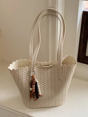 Women Woven PU Leather Bucket Bag Vintage Scalloped Edge Shoulder Bag Large Capacity Casual Commuter Tote With Bead Pendant