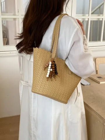 Women Woven PU Leather Bucket Bag Vintage Scalloped Edge Shoulder Bag Large Capacity Casual Commuter Tote With Bead Pendant