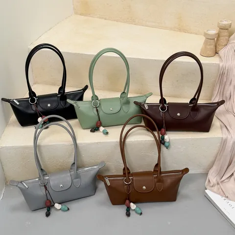 Sac Bandoulière sous les Bras en Cuir Synthétique pour Femme Sac Dumpling Minimaliste avec Pendentif Couleur Unie