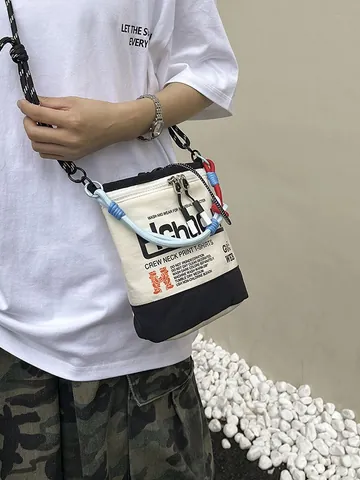 Mode Nischen-Design Nylon Beuteltasche Damen Lässig Farbblock Buchstaben-Druck Umhängetasche Mit Buntem Geflochtenem Seil