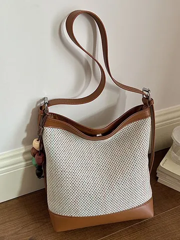 Sac Seau Tissé de Grande Capacité pour Femmes Patchwork Cuir PU Sac Bandoulière Épaule de Navettage Avec Pendentif Perlé