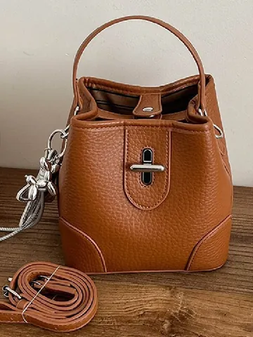 Petit Sac Seau Vintage pour Femme en Cuir PU Grainé avec Pendentif Étoile Sac à Bandoulière Style Classique Couleur Unie