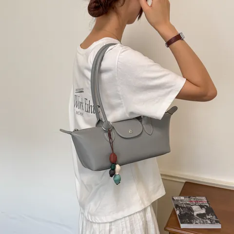 Sac Bandoulière sous les Bras en Cuir Synthétique pour Femme Sac Dumpling Minimaliste avec Pendentif Couleur Unie
