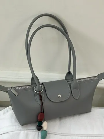 Sac sous le bras de niche coréenne pour femmes en cuir PU avec charme de perles couleur unie mode navettage