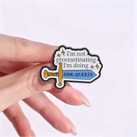 Pin's en Émail Je ne Procrastine pas Je Fais des Quêtes Annexes Design Épée Alliage de Zinc Broche Culture du Jeu pour Sac à Dos Veste