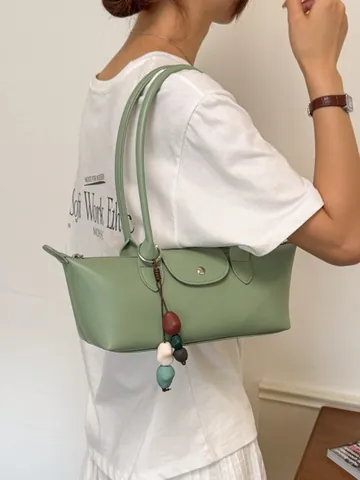 Sac sous le bras de niche coréenne pour femmes en cuir PU avec charme de perles couleur unie mode navettage