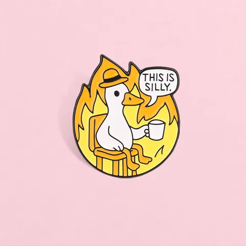 Lustige Cartoon Ente Trinkt Kaffee Im Feuer Zinklegierung Emaille Brosche Silly Slogan Metall Abzeichen Reversnadel