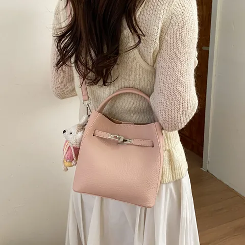 Sac Seau en Cuir PU Minimaliste Urbain pour Femmes Fermoir Serrure Classique Sac à Main Bandoulière Avec Poignée Supérieure pour Navette