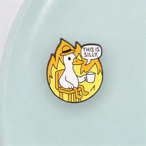Lustige Cartoon Ente Trinkt Kaffee Im Feuer Zinklegierung Emaille Brosche Silly Slogan Metall Abzeichen Reversnadel