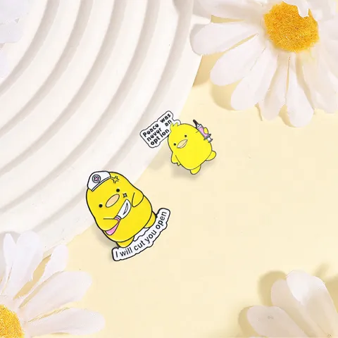 Funny Medical Little Yellow Duck Metal Brooch Alloy Enamel Pin For Clothes Bag Cartoon Nurse Duck With Syringe Scalpel Badge