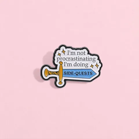 Pin's en Émail Je ne Procrastine pas Je Fais des Quêtes Annexes Design Épée Alliage de Zinc Broche Culture du Jeu pour Sac à Dos Veste