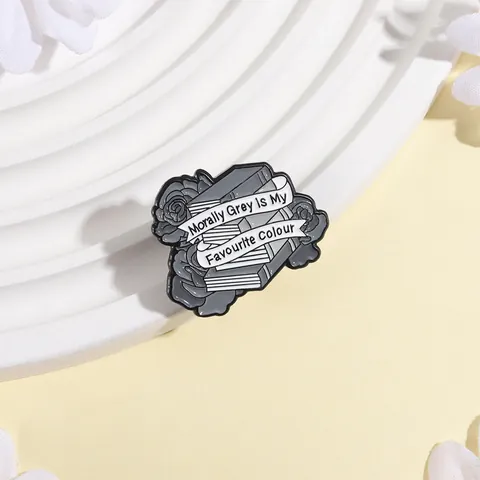 Broche en Émail Littéraire Rose Livre Morally Grey Badge de Citation en Alliage de Zinc Laqué pour Sac à Dos Vêtements