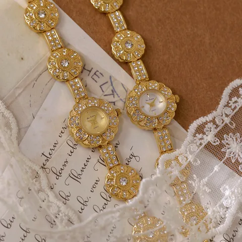 Women Vintage Flower Shaped Bracelet Quartz Watch Alloy Rhinestone Luxurious Jewelry Wristwatch With Mineral Glass Gold Silver Band