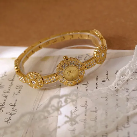 Women Vintage Flower Shaped Bracelet Quartz Watch Alloy Rhinestone Luxurious Jewelry Wristwatch With Mineral Glass Gold Silver Band