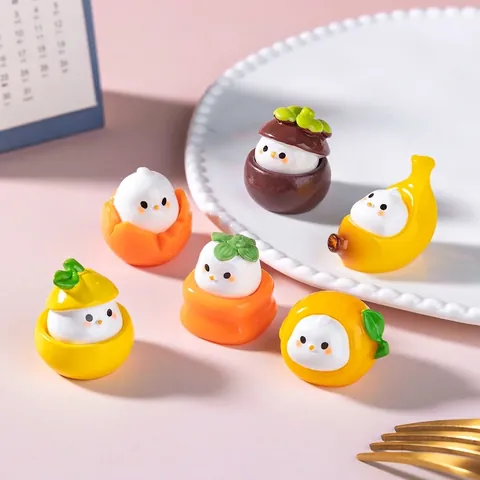 Creative Cute Frutta Pollo Mini Resin Figurines Cartoon Banana Arancia Mangosteen Micro Paesaggio Scrivania DIY Decorazioni