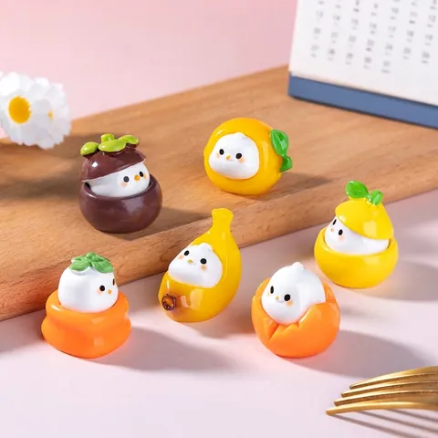 Creative Cute Frutta Pollo Mini Resin Figurines Cartoon Banana Arancia Mangosteen Micro Paesaggio Scrivania DIY Decorazioni