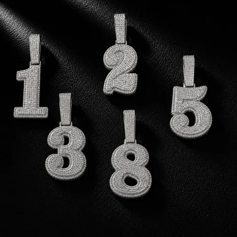 Collana con Ciondolo a Numero Hip Hop in Rame con Zirconia Intarsiata Iced Out Gioiello di Personalità per Uomo Toni Oro Argento