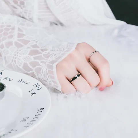Einfacher Titan Edelstahl Ring Für Herren Damen Schwarz Weiß Epoxid Paar Ring Mode Schmuck Geometrisches Ehering