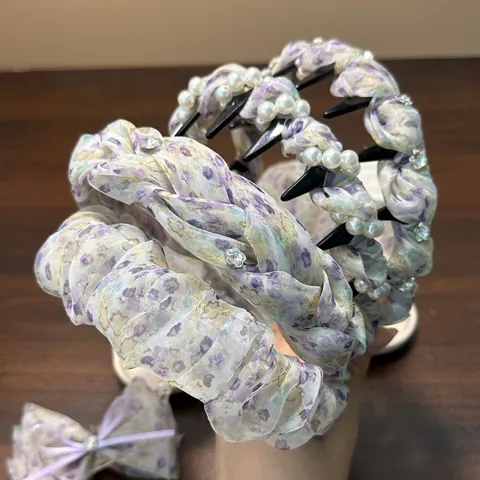 Cerchietto Imbottito a Sommità Cranica Alta Plissettato a Fiori Viola per Donna Stile Bubble Dolce e Fresco con Perle Artificiali e Strass