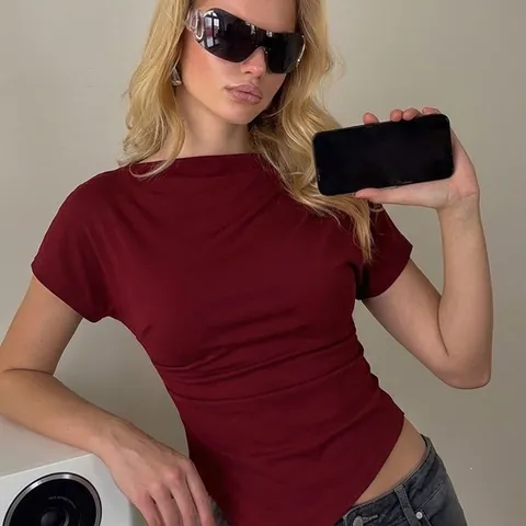 Camiseta Ajustada de Manga Corta Fruncida para Mujer con Dobladillo Irregular Asimétrico Top Casual Color Sólido Cuello Barco Moda Verano