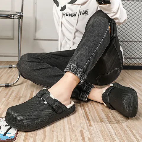 Men Winter Warm Fleece Lined Clogs Thick Sole Non-Slip Outdoor Mules Fashion Buckle Design House Slippers EVA Waterproof Shoes