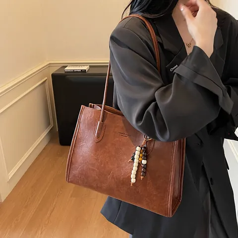 Damen Große Kapazität PU Leder Tragetasche Koreanischer Ins Stil Retro Schultertasche Mit Perlenanhänger Für Tägliche Arbeit
