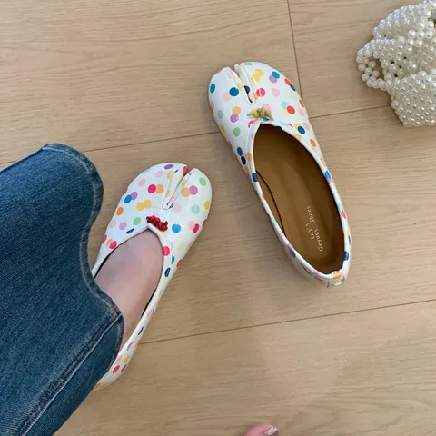 Women Split Toe Tabi Flats Colorful Polka Dot Pattern Round Toe Slip On Loafers Comfortable Rubber Sole Casual Mary Jane Shoes