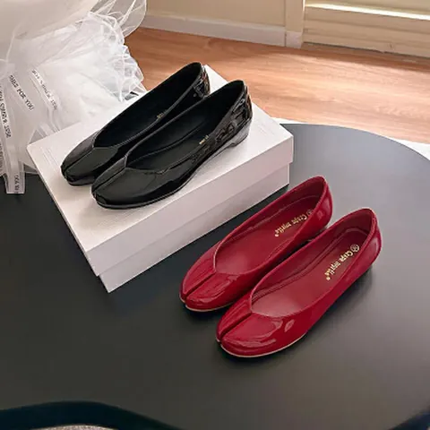 Women's Split Toe Tabi Shoes Glossy Patent Leather Low Heel Cowhide Flats Comfort Red Black Versatile Single Shoes