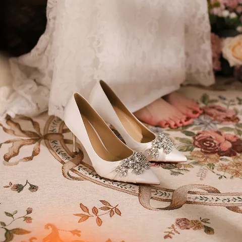 Elegant Satin Pointed Toe High Heels With Luxury Rhinestone Flower Bouquet Pleated Stiletto Pumps For Wedding Evening Dress Women Shoes