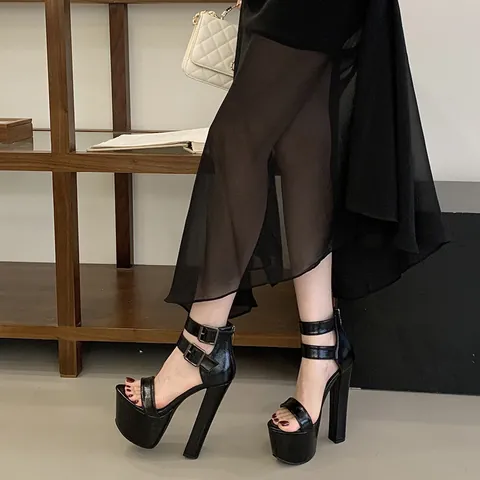 Abendtaschen und Schuhe