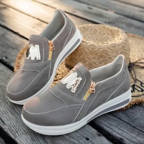 Scarpe Sportive Casual Platform da Donna Mocassini in Finta Pelle Scamosciata con Cerniera Laterale Punta Arrotondata Suola Spessa Sneakers alla Moda Decorazione Lettera in Metallo