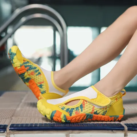 Chaussures d'Eau Respirantes pour Enfants Antidérapantes à Séchage Rapide Aqua Socks pour Natation Plage Yoga Chaussures Pieds Nus Avec Tige en Maille Semelle en Caoutchouc