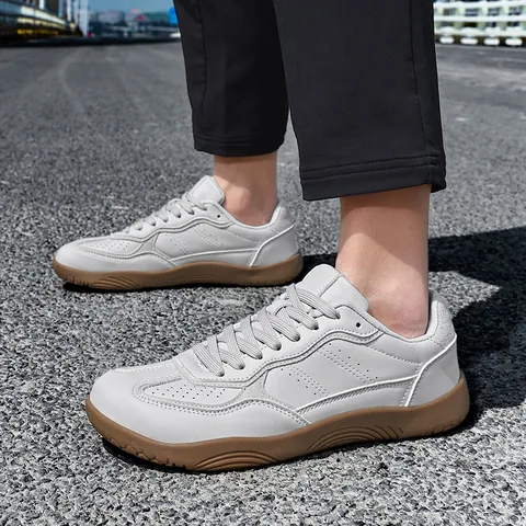 Scarpe da Skate Casual a Punta Larga per Uomo Donna Sneakers alla Moda Studente Leggere Antiscivolo Tomaia in Pelle Suola in Gomma