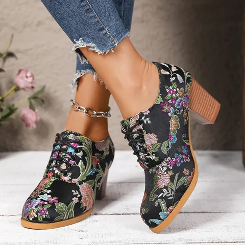 Bottines Brodées en Satin Vintage pour Femmes Talon Épais Bout Pointu Laçage Ethnique Floral Mode Habillée Bottes à Talons Hauts