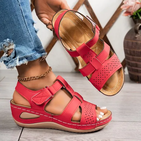 Sandales Compensées à Plateau pour Femmes en Cuir PU Sangles Croisées Surpiqûres Contrastées Découpes Laser Bandes Auto-agrippantes Chaussures de Plage Été